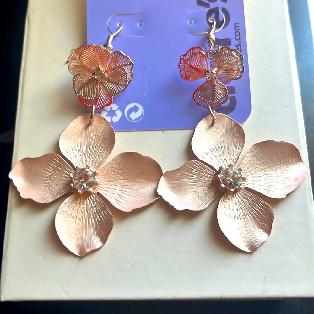 Beautiful rose gold flower dangling earrings.